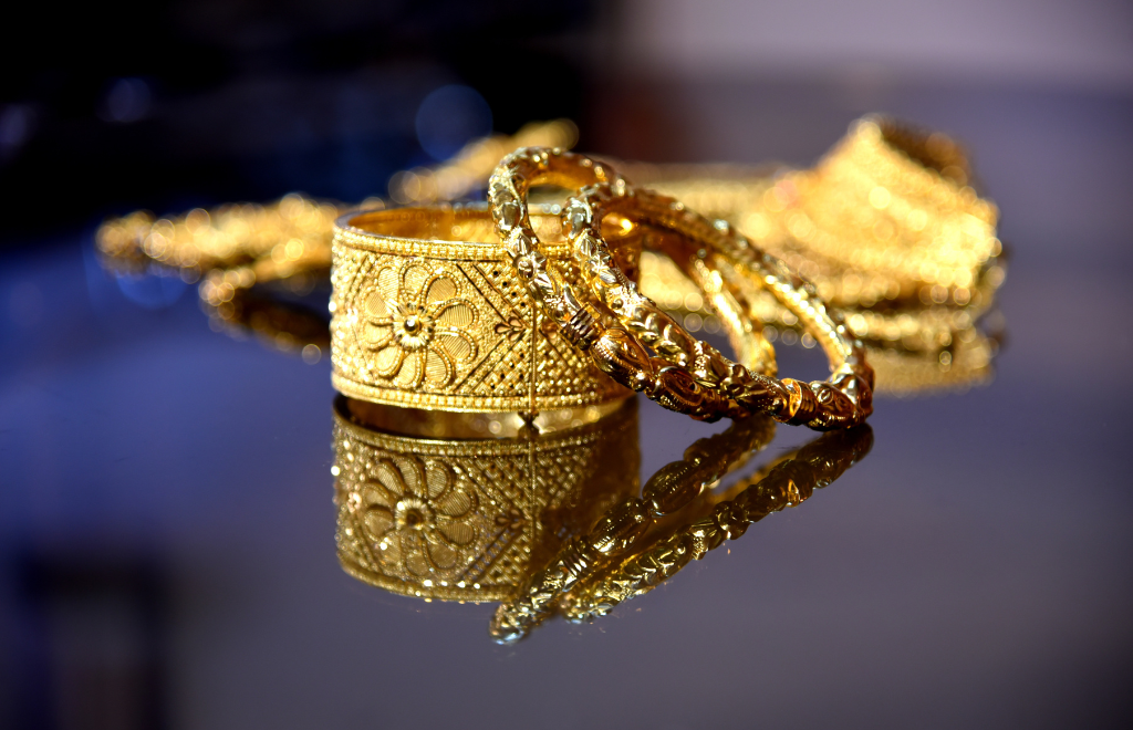 What are the benefits of investing in gold jewelry